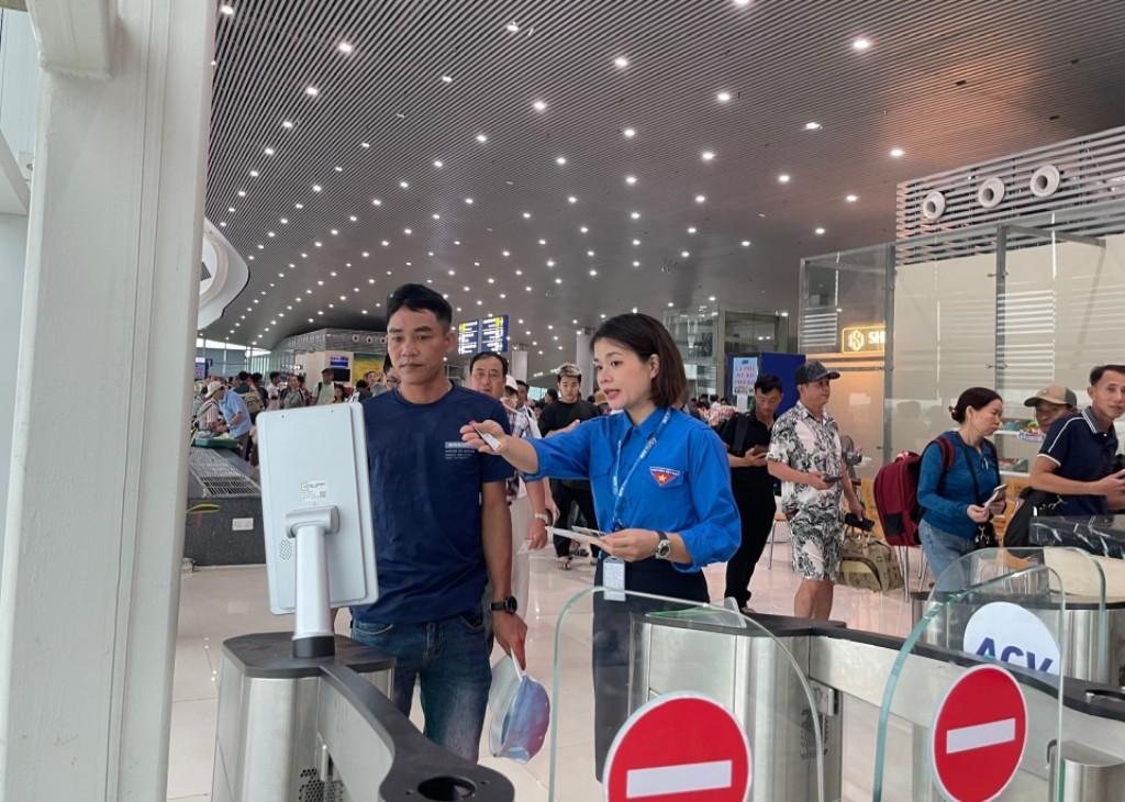 Đoàn Thanh niên Cảng hàng không Thọ Xuân tích cực hỗ trợ hành khách làm thủ tục sinh trắc học